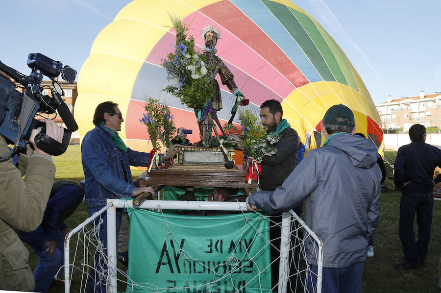 Fotos: San Isidro viaja en globo en Dueñas