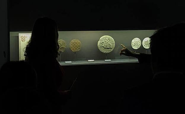 El público observa varias piezas de la exposición. 