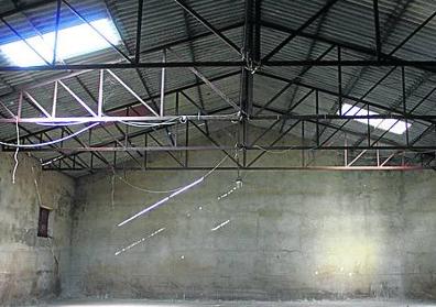 Imagen secundaria 1 - Interior de la nave antes de su transformación en estudio y pérgola de entrada. Una de las estancias interiores con vistas al campo de Castronuño. 