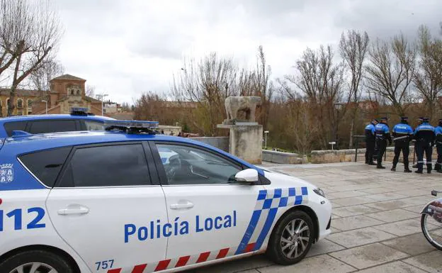 Agentes de la Policía Local, junto al Puente Romano