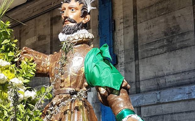 Un pañuelo verde de San Isidro cubre el brazo dañado de la imagen. 