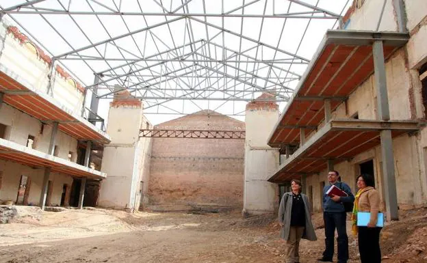 Interior del teatro Cervantes en 2006, durante una visita de los técnicos de la Junta y del Ayuntamiento. 