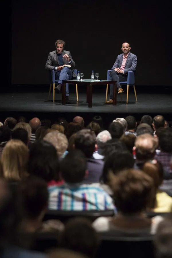 El psicólogo impartió la conferencia 'Terrible, pero no tanto' en la Sala Delibes del Teatro Calderón 