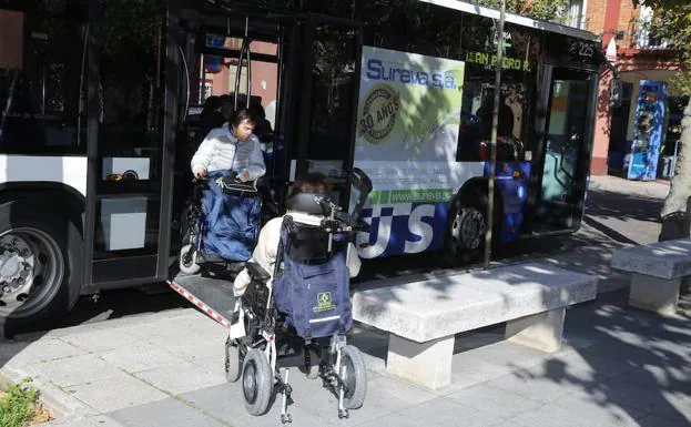 Dos usuarios de Auvasa bajan de uno de los autobuses de la compañía municipal. 