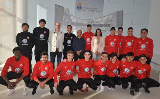 El nuevo equipo de Liga Nacional Juvenil del Santa Marta posa con la concejal de Deportes. 