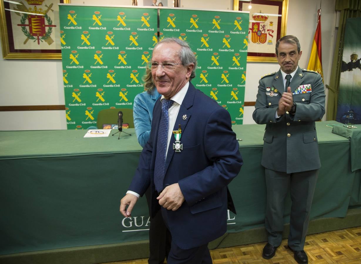 Durante la celebración, que ha tenido lugar en la sede de la Comandancia de Valladolid, el presidente de la Audiencia Provincial, Feliciano Trebolle ha sido condecorado con la Medalla al Mérito de este Cuerpo