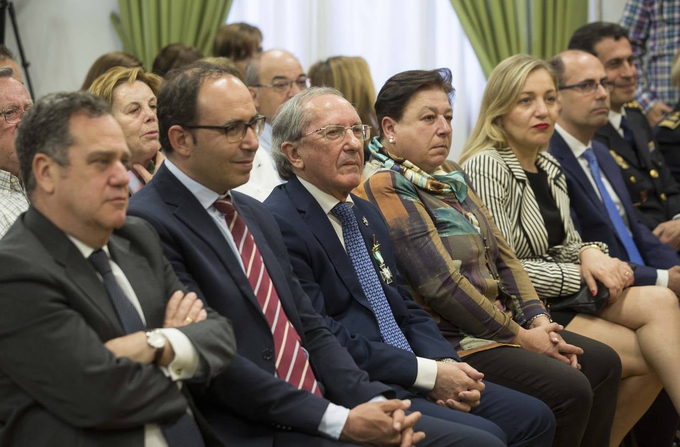 Durante la celebración, que ha tenido lugar en la sede de la Comandancia de Valladolid, el presidente de la Audiencia Provincial, Feliciano Trebolle ha sido condecorado con la Medalla al Mérito de este Cuerpo