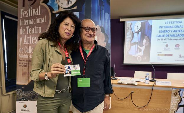 La concejala Ana Redondo luce, junto al director del festival Javier Martínez, la primera acreditación del TAC. 