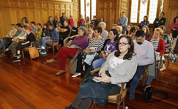 El público llena el salón de plenos por la moción sobre Maluma y otra sobre Palbús.