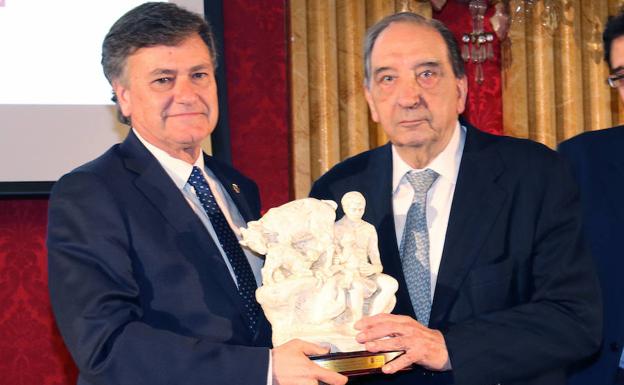 Francisco Vázquez entrega a Rafael Calvo Ortega el Premio Especial de la Diputación. 