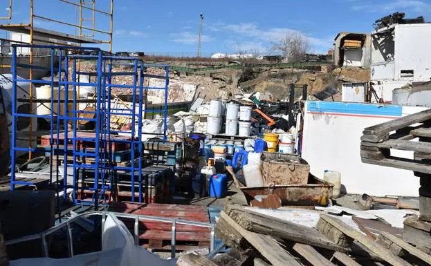 La Guardia Civil ha localizado el almacenamiento de residuos de todo tipo.