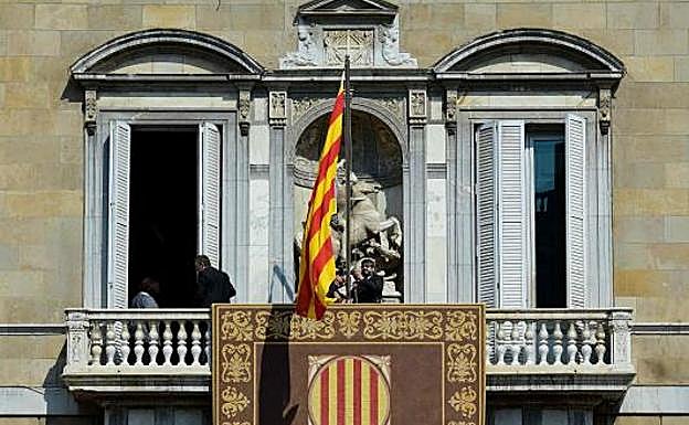 Torra toma posesión sin bandera de España, foto del Rey ni acatamiento a la Constitución
