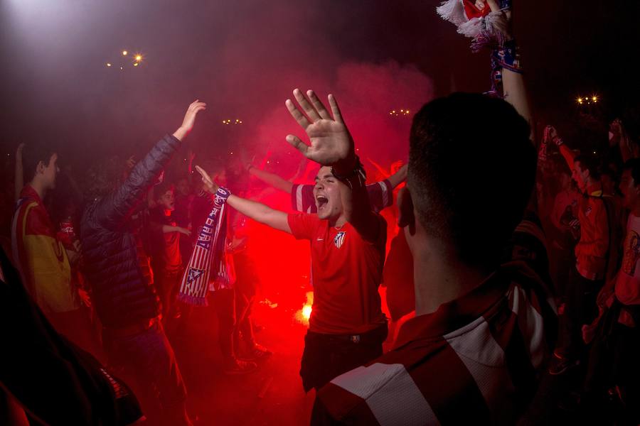 Los hinchas rojiblancos acudieron a Neptuno para festejar el título de la Europa League que conquistó el Atlético al imponerse en Lyon al Olympique de Marsella. 