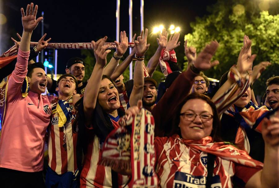 Los hinchas rojiblancos acudieron a Neptuno para festejar el título de la Europa League que conquistó el Atlético al imponerse en Lyon al Olympique de Marsella. 