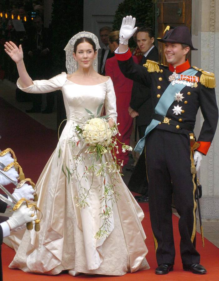 14.05.04 El príncipe Federico de Dinamarca y la australiana Mary Donaldson, a su salida de la catedral de Nuestra Señora de Copenhague, donde contrajeron matrimonio.