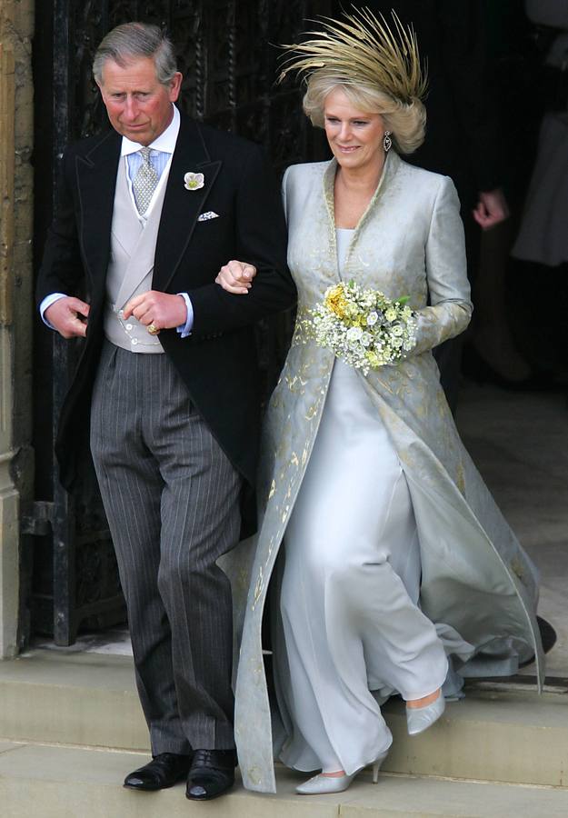 09.04.05 El príncipe Carlos de Inglaterra y su mujer Camila, Duquesa de Cornualles, a su salida de la capilla de San Jorge tras ceremonia religiosa de su boda.