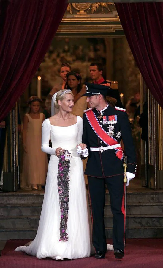 25.08.11 El príncipe heredero Haakon de Noruega y Mette Marit tras contraer matrimonio a su salida de la Catedral de Oslo.
