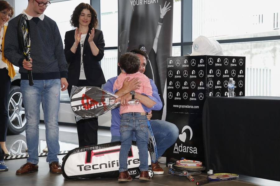 Durante el acto se entregaron un total de 25 raquetas, donadas por la marca Tecnifibre, a personas con discapacidad, niños sin recursos y en riesgo de exclusión social, alumnos oncológicos y a 10 alumnos que van a iniciarse en la práctica de este deporte en sillas de ruedas