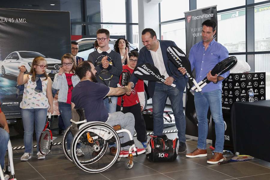 Durante el acto se entregaron un total de 25 raquetas, donadas por la marca Tecnifibre, a personas con discapacidad, niños sin recursos y en riesgo de exclusión social, alumnos oncológicos y a 10 alumnos que van a iniciarse en la práctica de este deporte en sillas de ruedas