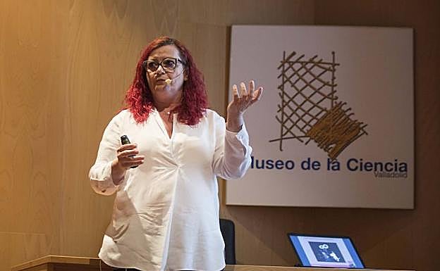 Clara Grima da explicaciones durante su conferencia en el Museo de la Ciencia. 
