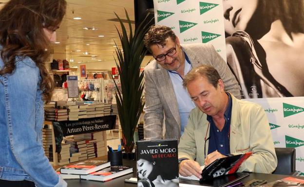 Javier Moro firma un ejemplar durante su visita a El Corte Inglés. 