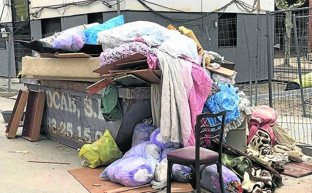 Enseres y muebles, en el contenedor de la calle Águila.