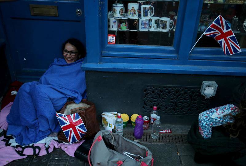 Miles de personas se concentran en la ciudad inglesa para esperar la llegada de Meghan Markle y el príncipe Enrique