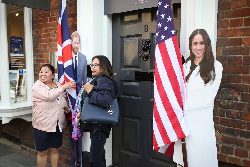 Miles de personas se concentran en la ciudad inglesa para esperar la llegada de Meghan Markle y el príncipe Enrique