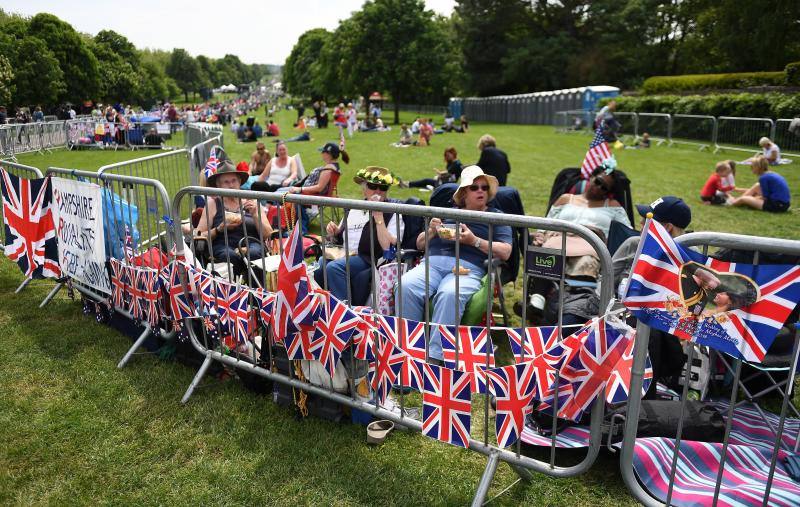 Miles de personas se concentran en la ciudad inglesa para esperar la llegada de Meghan Markle y el príncipe Enrique