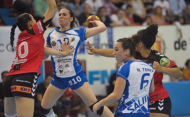 O'Mullony intenta lanzar ante Sarandeva y Terés. 