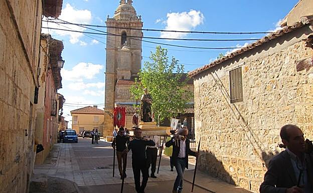 Rogativa ante la Virgen del Rosario en Castromonte.