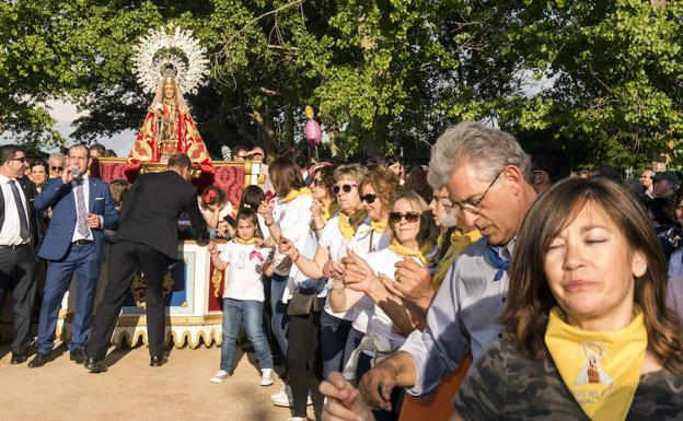 Jotas delante de la imagen de la Virgen, este sábado en Carbonero el Mayor. 