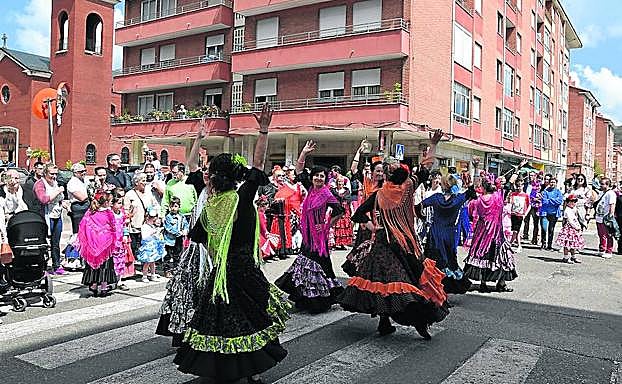 Varias mujeres bailan en las calles de Guardo en la Fiesta de la Primavera. 