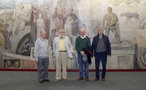 Daniel Mota, Luis Alonso, Fernando Martín Adúriz y Miguel Ruiz Ausín posan delante del mural..