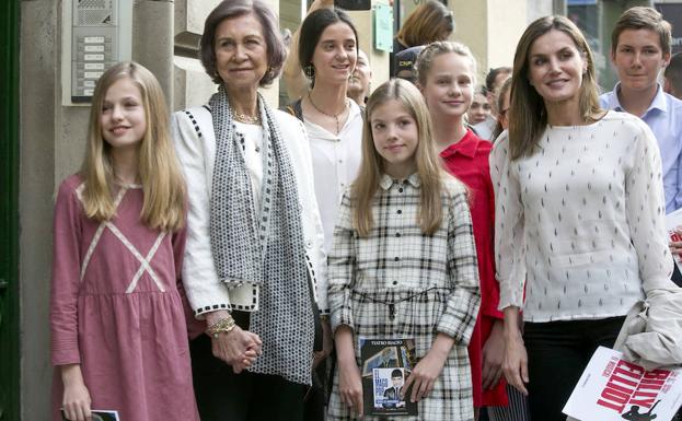 Las reinas Letizia y Sofía junto a Leonor, Sofía, Victoria Federica e Irene, a la salida del musical Billy Elliot.