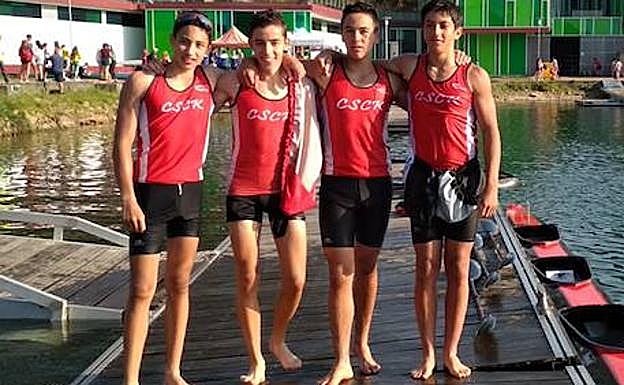 Los cuatro deportistas del Salamanca Canoe Kayak tras su gran éxito. 