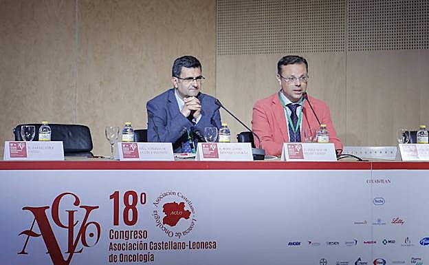 El moderador junto a un responsable de la asociación, al inicio de la mesa redonda. 