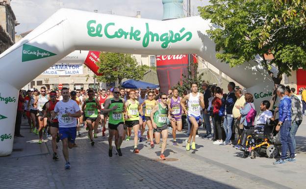 Los corredores toman la salida en Villamayor. 