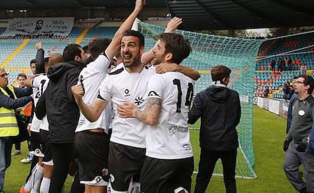 Ortiz y Murci celebran el pase al play-off de ascenso.