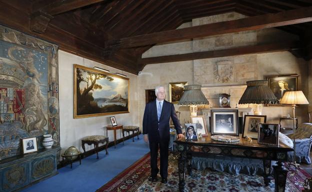 El duque de Alba, Carlos Fitz-James Stuart, en el salón principal del Palacio. 