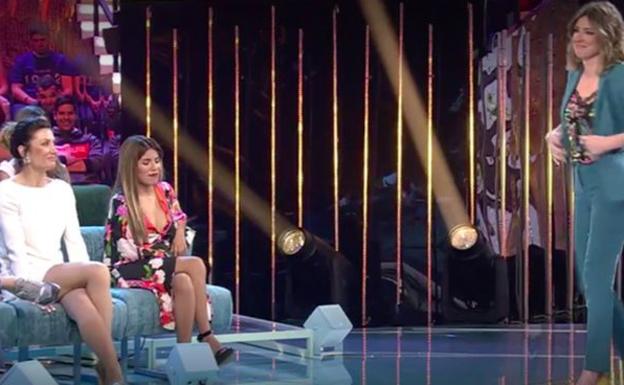 Nagorem, de novia, mirando a Sandra Barneda.