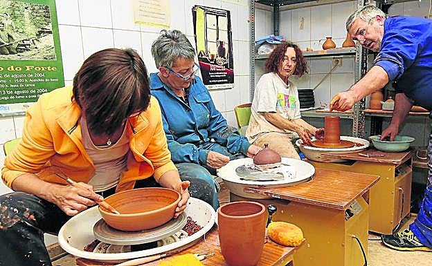 Los alfareros, en plena faena. 