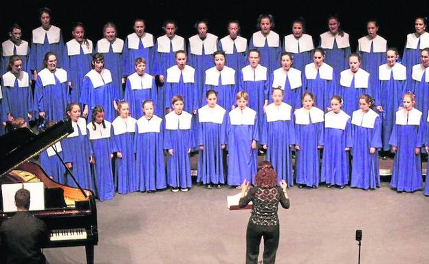 Un momento del recital de la Escolanía de Segovia, la noche del sábado, en el teatro Juan Bravo. 