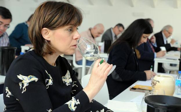 Noemí Martínez, sumiller y jefe de sala del restaurante Trigo, durante una cata. 