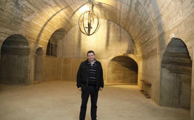 Roberto Aragón, gerente de Cillar de Silos, en el punto en el que se unen las siete bodegas rehabilitadas por el momento. 