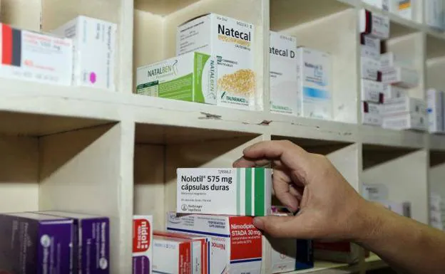 Medicamentos en las estanterías de una farmacia de Valladolid.