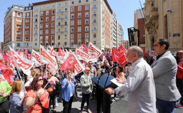 Los secretarios generales de CCOO y UGT en Castilla y León, Vicente Andrés y Faustino Temprano, en la concentración para exigir mejoras salariales y laborales a la patronal.