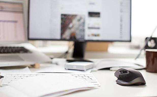 Equipamiento informático en un despacho. 