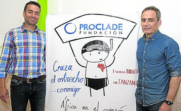 Fernando Llorente y Rafael Huertas, dos de los participantes en el reto, posan con el cartel de la Fundación Proclade. 