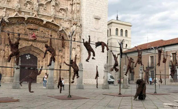 Valla de 18 metros de ancho y cuatro de alto instalada frente a la iglesia de San Pablo con motivo del Festival de teatro y Artes de Calle de Valladolid (TAC). 